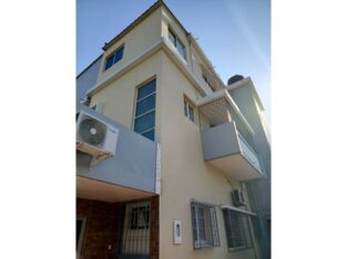 Vende-se moradia geminada T2 + T3 na Polana Cimento