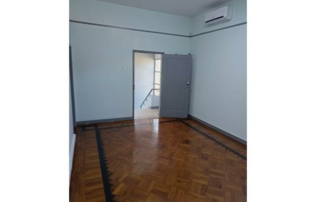 Vende-se moradia geminada T2 + T3 na Polana Cimento