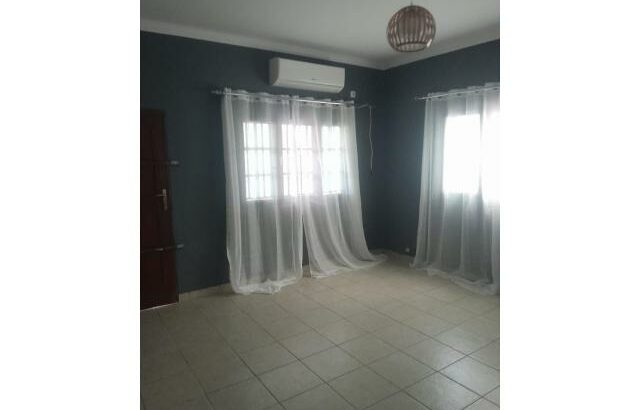 Vende-se uma Casa  T3 Placa em Laulane