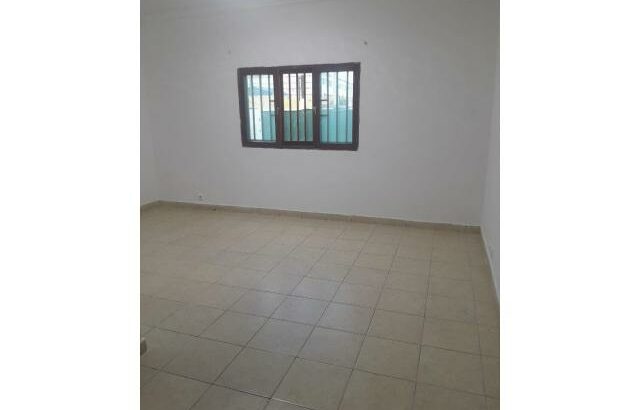 Vende-se uma Casa  T3 Placa em Laulane