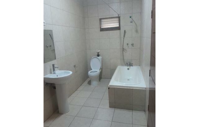 Vende-se uma Casa  T3 Placa em Laulane