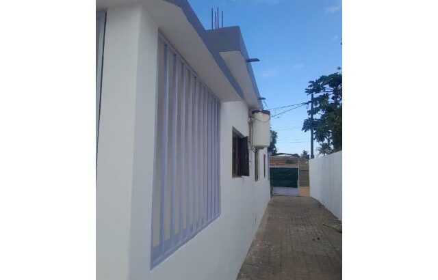 Vende-se uma Casa  T3 Placa em Laulane