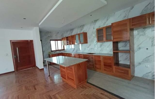 Vende-se Moradia T4+1 Na Matola