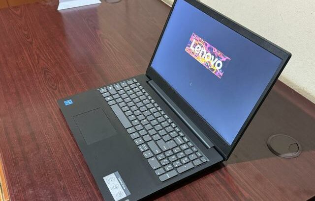 Laptop Lenovo IdeaPad, Intel Celeron.