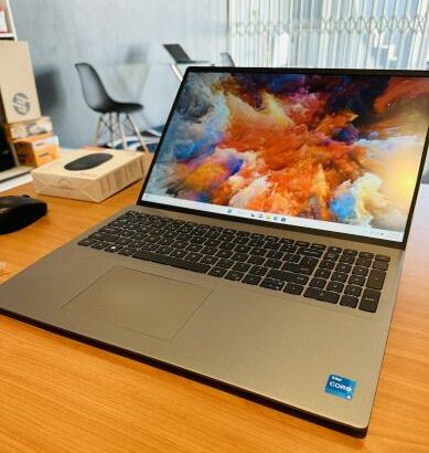 Dell Vostro 5620 Lap Top Metalizado  e Executivo da Décima Segunda Geração   Intel Core i5-1240P 1.70 GHZ 16 CPUS, 16 GB DDR4 SDRAM,512  GB SSD , 15.6