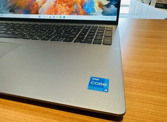 Dell Vostro 5620 Lap Top Metalizado  e Executivo da Décima Segunda Geração   Intel Core i5-1240P 1.70 GHZ 16 CPUS, 16 GB DDR4 SDRAM,512  GB SSD , 15.6