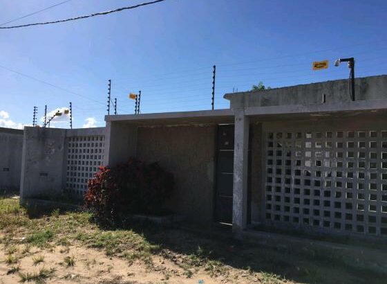 Vende-se Moradia T3 cobertura de placa a 1 minuto da nova estrada entre 3 retunda e Bombas do Nkobe