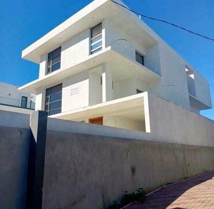 Vende-se está Moradia inacabada, tipo5 no bairro da costa do sol triunfo 2