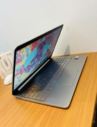 Lap Top HP 15s-fq4 xxx Lap top Executivo  Intel core i5-1155G7 2.50 GHZ (8 CPUS) 8 GB Ddr4 sdram,512 GB SSD,intel iris XE Graphics 15.5 POLEGADAS Tec