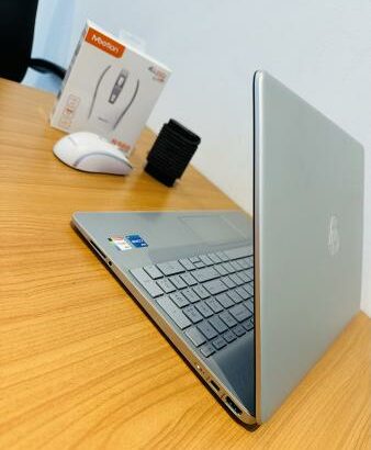 Lap Top HP 15s-fq4 xxx Lap top Executivo  Intel core i5-1155G7 2.50 GHZ (8 CPUS) 8 GB Ddr4 sdram,512 GB SSD,intel iris XE Graphics 15.5 POLEGADAS Tec