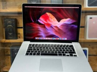 *MacBook Pro (15-inch, Late 2009)*  – Processor 2.6 GHz Intel Core 2 Duo – Memory 4GB 1333 MHz DDR3 – NVIDIA GeForce 9400M 256 MB – ⁠320GB HDD – ⁠Carr