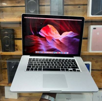 *MacBook Pro (15-inch, Late 2009)*  – Processor 2.6 GHz Intel Core 2 Duo – Memory 4GB 1333 MHz DDR3 – NVIDIA GeForce 9400M 256 MB – ⁠320GB HDD – ⁠Carr