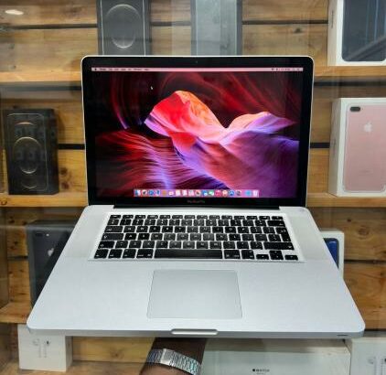 *MacBook Pro (15-inch, Late 2009)*  – Processor 2.6 GHz Intel Core 2 Duo – Memory 4GB 1333 MHz DDR3 – NVIDIA GeForce 9400M 256 MB – ⁠320GB HDD – ⁠Carr