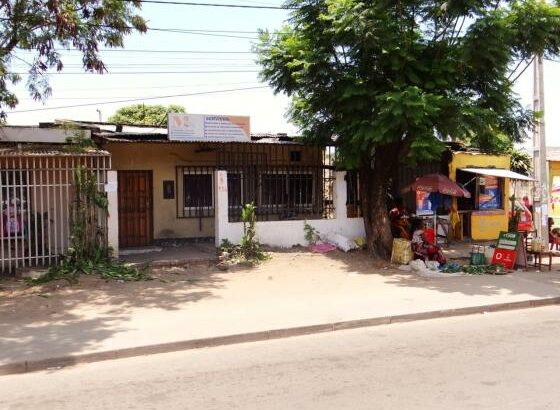 Vende-se este espaço, de 15/30m no bairro d Jardim na berma da estrada N1