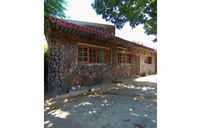 Arenda se boa casa tp2 bem localizada em condominio a 2 minutos da av dás indústrias na liberdade