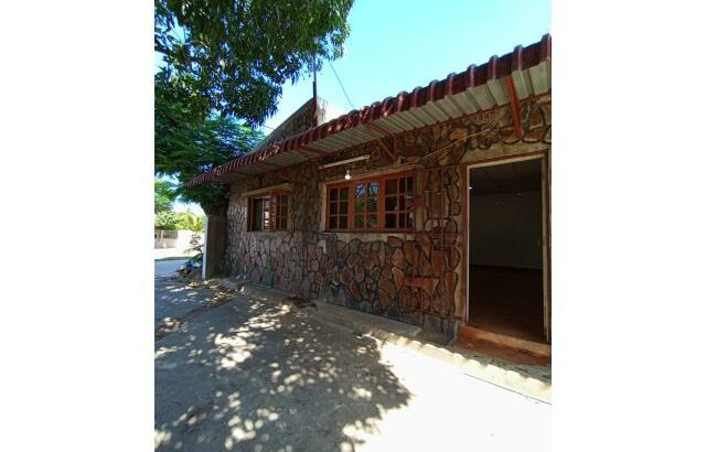 Arenda se boa casa tp2 bem localizada em condominio a 2 minutos da av dás indústrias na liberdade