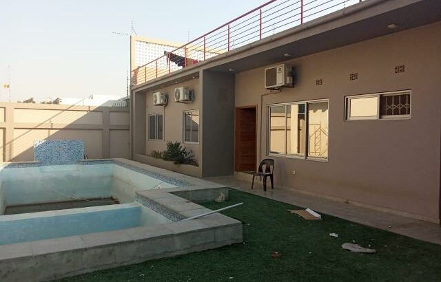 Arrenda-se Luxuosa Moradia T3 dentro do condomínio de 4 casas em Khongolote