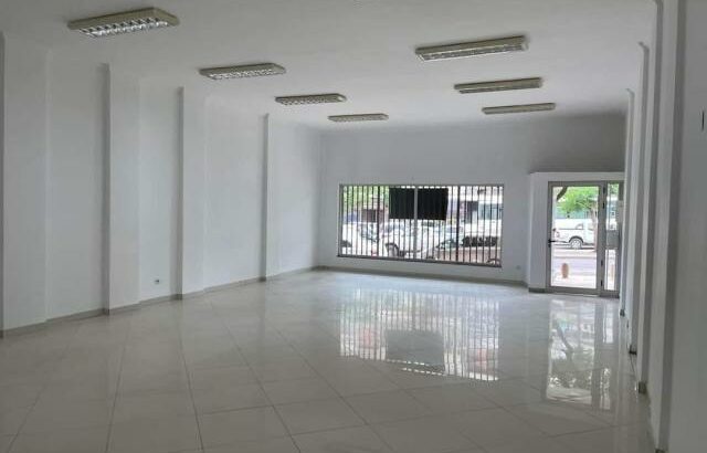 Arrenda-se loja com 125m² na Av. 24 de Julho – Alto-maé