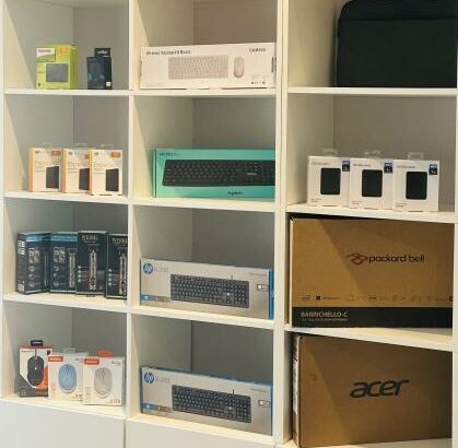 TUDO NOVO COM MONTAGEM Vendemos :   Carregadores para Laptops  Baterias  LCD’s Memórias  Discos HDs e SSDS Mouses com e sem Fio Joy’s  Adaptadores Tec