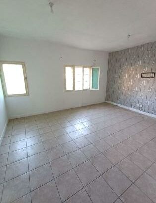 Vende se apartamento espaçoso tipo 3 resd chao na bairro polana cimento prédio das torres vermelhas