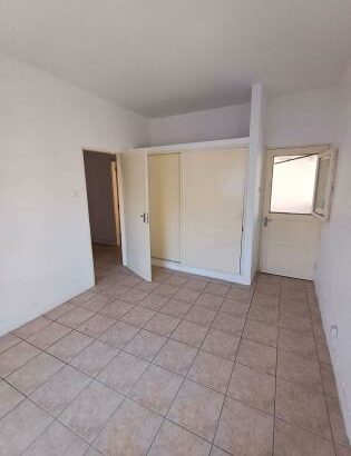 Vende se apartamento espaçoso tipo 3 resd chao na bairro polana cimento prédio das torres vermelhas