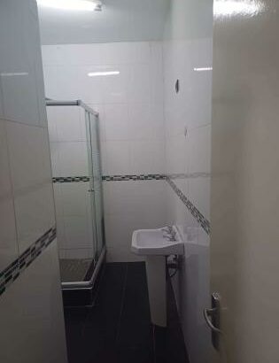 Vende se apartamento espaçoso tipo 3 com 2wc no bairro polana cimento avenida maguiguane 2-andar próximo da faculdade de medicina