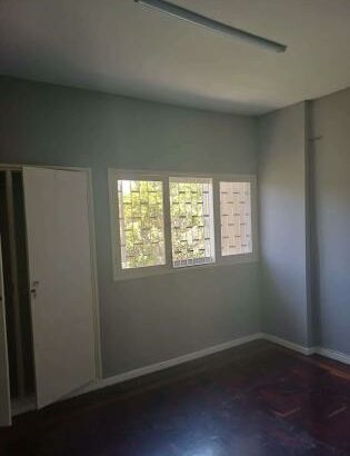 Vende se apartamento espaçoso tipo 3 com 2wc no bairro polana cimento avenida maguiguane 2-andar próximo da faculdade de medicina