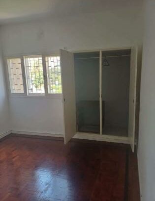 Vende se apartamento espaçoso tipo 3 com 2wc no bairro polana cimento avenida maguiguane 2-andar próximo da faculdade de medicina