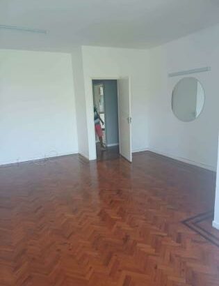 Vende se apartamento espaçoso tipo 3 com 2wc no bairro polana cimento avenida maguiguane 2-andar próximo da faculdade de medicina