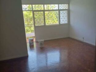 Vende se apartamento espaçoso tipo 3 com 2wc no bairro polana cimento avenida maguiguane 2-andar próximo da faculdade de medicina