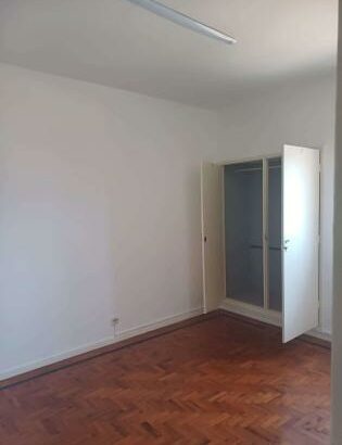 Vende se apartamento espaçoso tipo 3 com 2wc no bairro polana cimento avenida maguiguane 2-andar próximo da faculdade de medicina