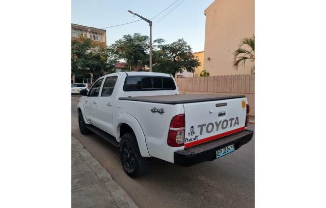 TOYOTA HILUX D4D DAKAR – COMPRADO NO AGENTE 0 KM