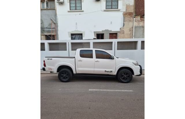 TOYOTA HILUX D4D DAKAR – COMPRADO NO AGENTE 0 KM