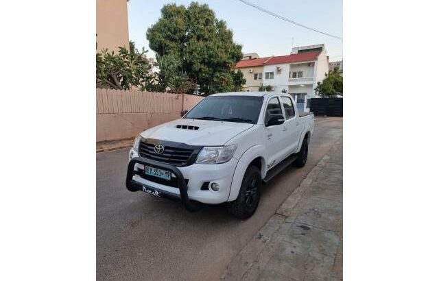 TOYOTA HILUX D4D DAKAR – COMPRADO NO AGENTE 0 KM