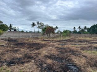 Vende-se uma propriedade de terra com vedação