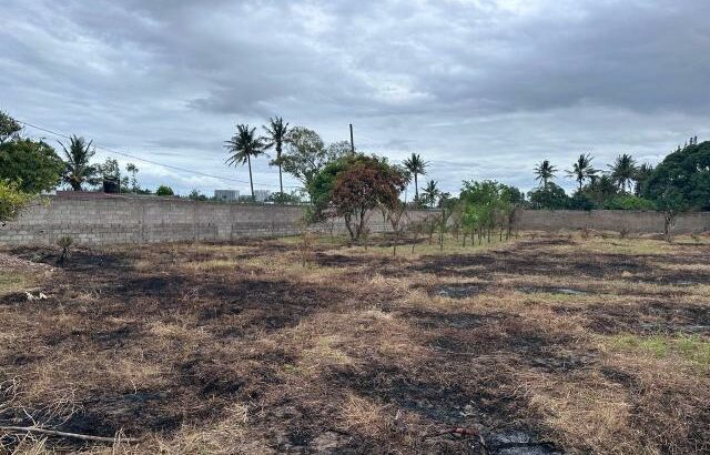 Vende-se uma propriedade de terra com vedação