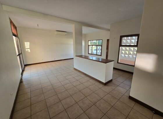 Arrenda-se Casa Tipo 3 no Condomínio janelar do Rio