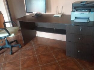 Mesa grande com cadeira para escritorio