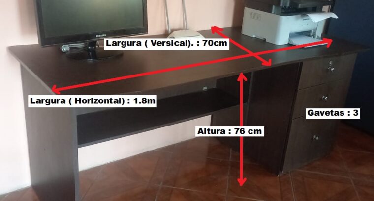 Mesa grande com cadeira e armario para escritorio