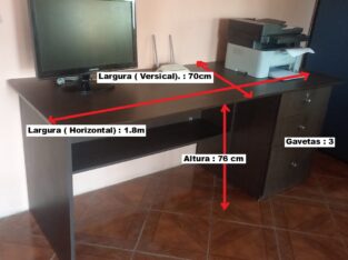 Mesa grande com cadeira e armario para escritorio