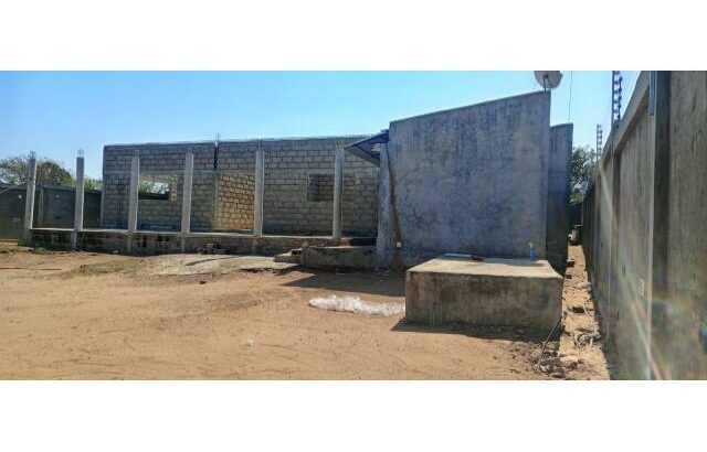 Localizado no bairro de tenga, terreno 20/54, uma obra inacabada tipo 4