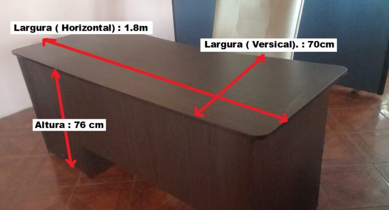 Mesa grande com cadeira e armario para escritorio