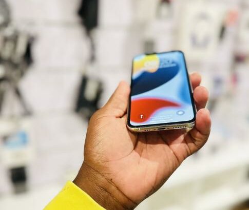 IPhone 11 pro  Face ID On  64 GB  Bateria :100% Preço :23.500.00MT