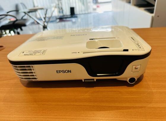 Projector De Cinema  Epson Projetor empresarial PowerLite X12 (resolução XGA 1024 x 768) -Leva Alto-falantes  -HDMI, USB, -Brilho :2800 Lumen  -Tipo d