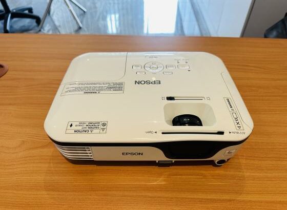 Projector De Cinema  Epson Projetor empresarial PowerLite X12 (resolução XGA 1024 x 768) -Leva Alto-falantes  -HDMI, USB, -Brilho :2800 Lumen  -Tipo d