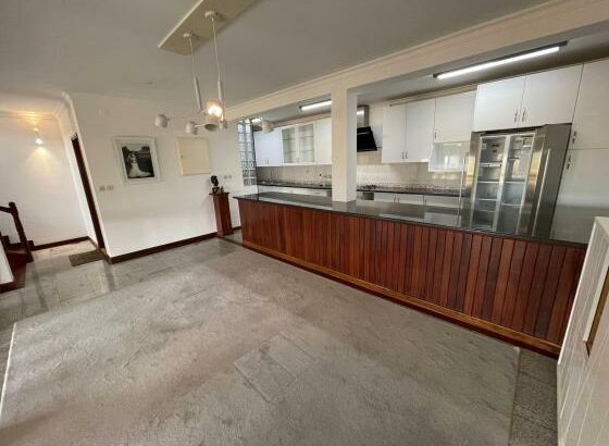 Vende-se moradia Triplex do tipo 4 na av marginal próximo ao Hotel southern sun