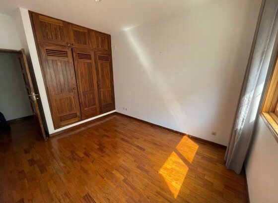 Vende-se moradia Triplex do tipo 4 na av marginal próximo ao Hotel southern sun