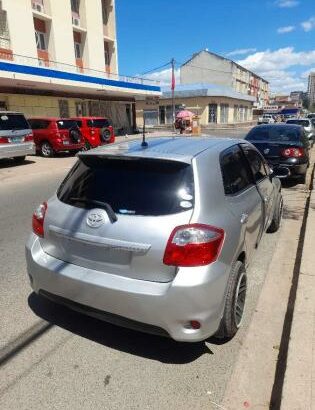 Baixou Toyota Auris 2010 em excelente estado de conservação