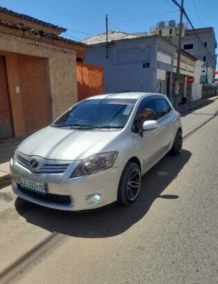 Baixou Toyota Auris 2010 em excelente estado de conservação