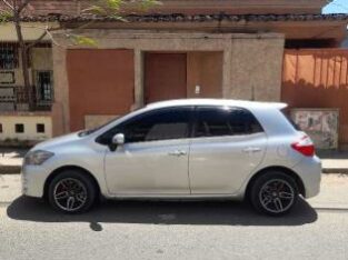 Baixou Toyota Auris 2010 em excelente estado de conservação